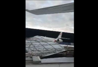 Telhado cai em exposição no Aeroporto de Congonhas e atinge dois aviões