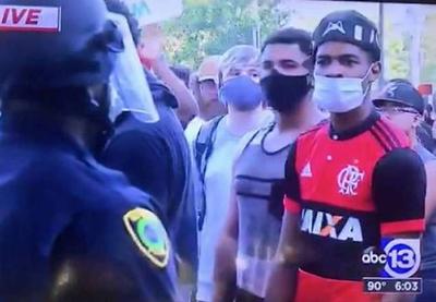 Torcedor do Flamengo é flagrado em protesto antirracista nos EUA
