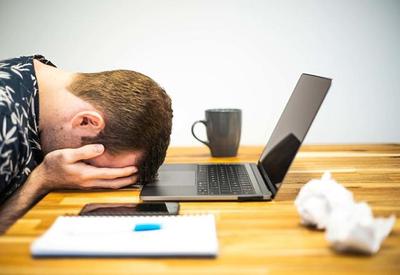 Burnout, depressão e alcoolismo viram doenças relacionadas ao trabalho