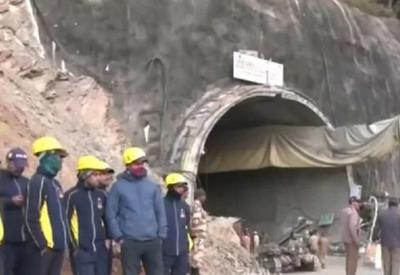 Exército indiano envia máquinas para resgatar trabalhadores que estão presos em túnel há 14 dias