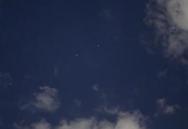 Fotógrafo registra satélites da SpaceX no céu de Brasília; assista