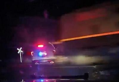 EUA: viatura é atingida por trem com mulher algemada dentro