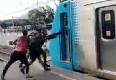 Caos e paralisação nos trens do RJ revolta passageiros