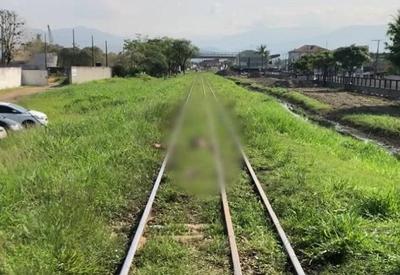 Corpo é encontrado atropelado em trilho de trem no Guarujá (SP)