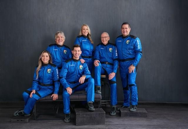 Mulher bate recorde ao participar de voo da Blue Origin ao espaço