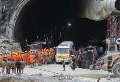 Trabalhadores presos há 17 dias em túnel são resgatados na Índia
