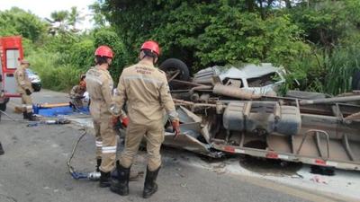 Colisão entre caminhão e kombi deixa 8 mortos em Pernambuco