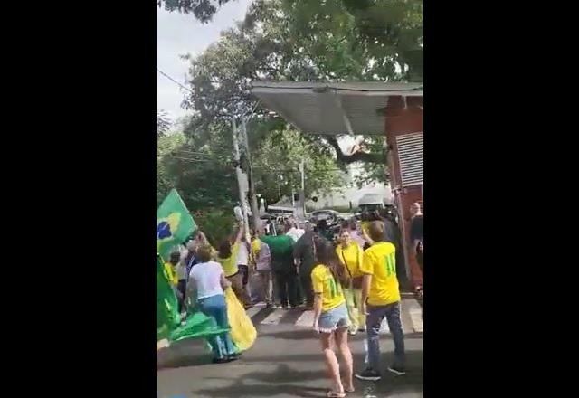 Vídeo: carro de Lula escapa de cerco de manifestantes em Campinas (SP)