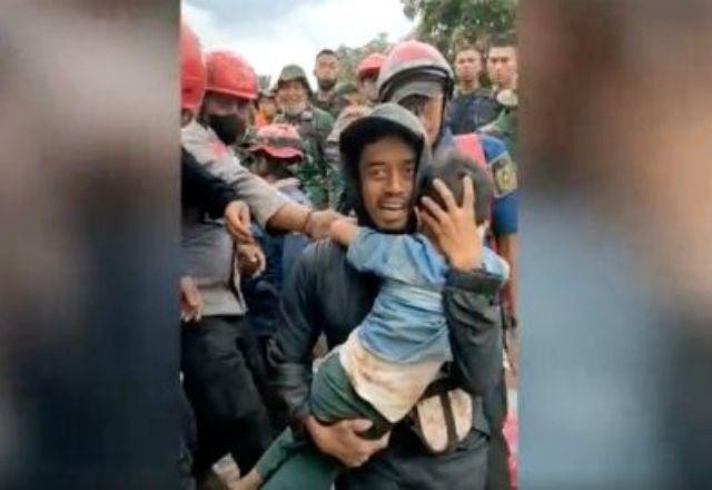Indonésia: menino de 5 anos é resgatado após ficar 3 dias em escombros