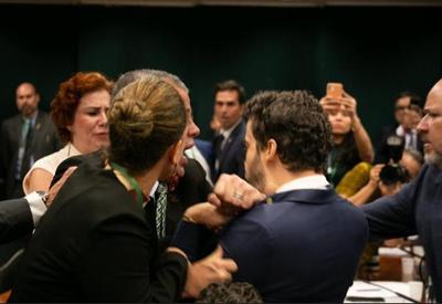 Janones bate-boca com deputados e é empurrado na Câmara