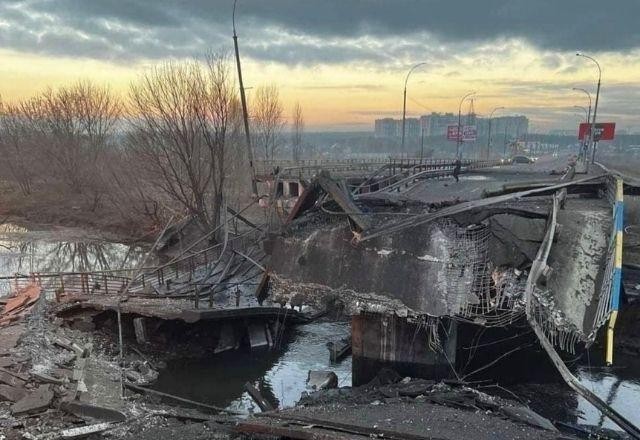 Ucrânia explode ponte em Kiev para atrasar chegada de exército russo
