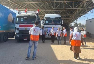 Mais 12 caminhões com ajuda humanitária entram na Faixa de Gaza