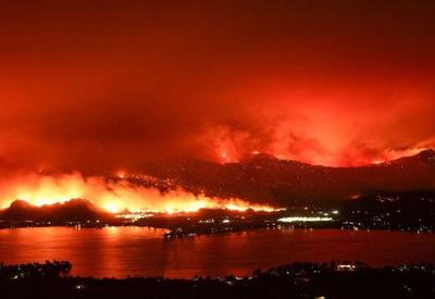Incêndio florestal nos EUA cruza fronteira do Canadá e provoca evacuações