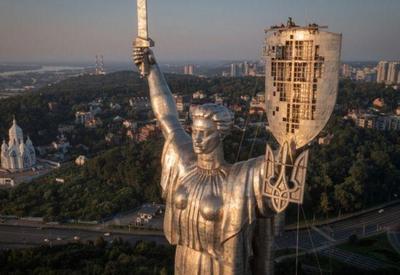 Ucrânia substitui foice e martelo soviéticos por tridente em estátua de Kiev