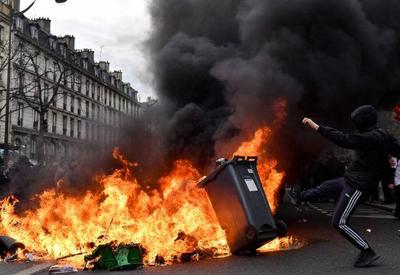 Mais de 12 mil carros foram incendiados durante protestos na França, diz governo