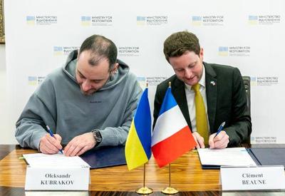França assina acordo para doação de navios e ônibus à Ucrânia