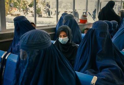 Afeganistão: talibã proíbe entrada de mulheres em parques e academias