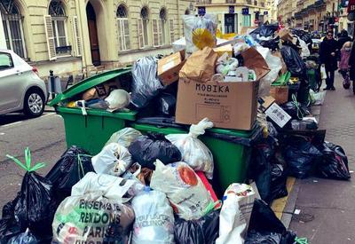 Greve contra reforma da previdência deixa ruas de Paris com toneladas de lixo