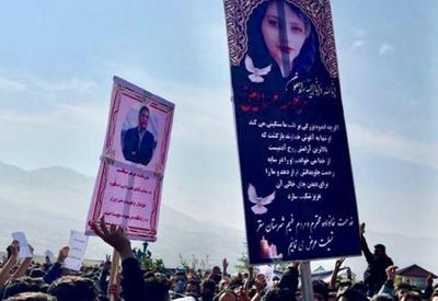 Irã: protestantes desafiam governo e se reúnem em túmulo de Mahsa Amini