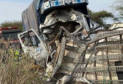 Ônibus desvia de burro e bate em caminhão no Senegal; mortos somam 19