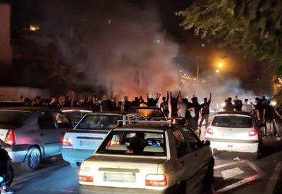 Onda de protestos no Irã já deixa mais de 50 mortos e milhares de detidos