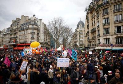 Mais de 200 franceses são detidos em protestos contra reforma da previdência
