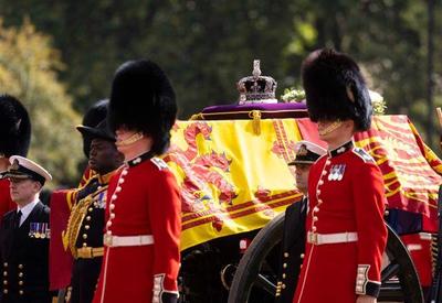 Caixão da rainha Elizabeth II chega à Abadia de Westminster