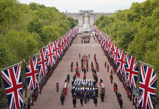 Quase 250 mil pessoas visitaram caixão da rainha Elizabeth II em Londres