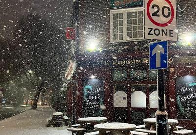 Forte tempestade de neve atrasa e cancela voos no Reino Unido