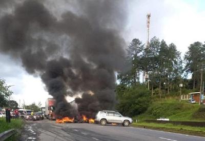 Manifestantes interditam rodovia federal com pneus incendiados em SP