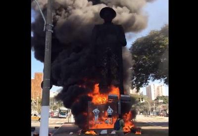 MP pede que acusado de incendiar estátua seja condenado a 3 anos de reclusão