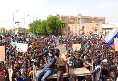 Embaixada da França é alvo de protestos após golpe no Níger
