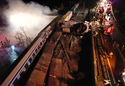 Grécia decreta luto nacional de três dias por vítimas de colisão entre trens
