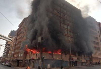 Incêndio em prédio em Joanesburgo, na África do Sul, deixa mais de 70 mortos