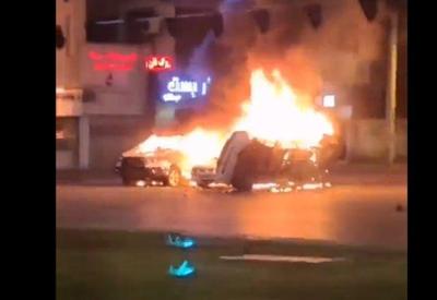 Durante protestos, manifestantes ateiam fogo em carros de polícia no Irã