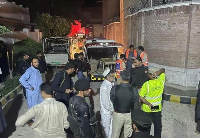 Homem-bomba ataca delegacia e mata 13 policiais no Paquistão