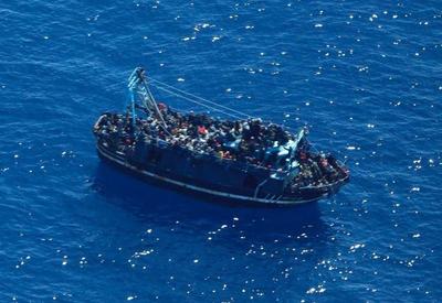 Barco com 400 migrantes fica à deriva no Mar do Mediterrâneo