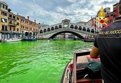 Veneza abre investigação após água de canal ficar verde fluorescente