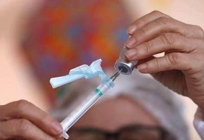 Reforço com vacina da Moderna aumenta proteção contra ômicron