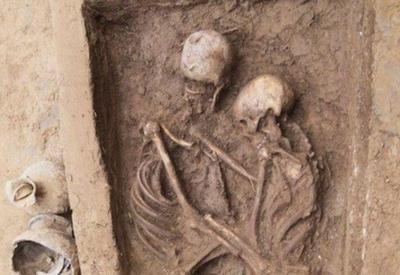 Arqueólogos chineses descobrem tumba de 1,6 mil anos com casal abraçado