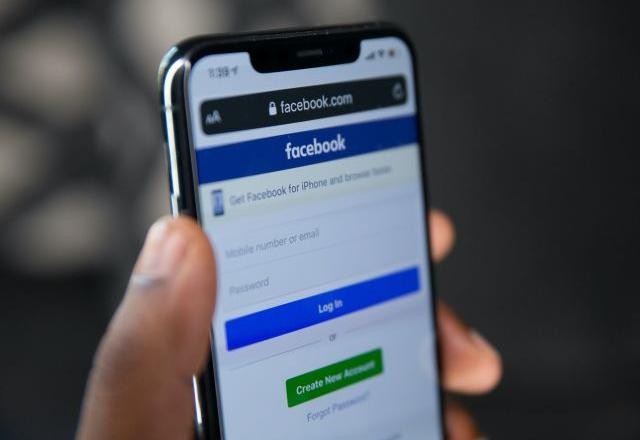 Facebook vai derrubar publicações que desinformem sobre vacinas da covid