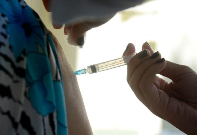 Vacina contra a gripe é liberada para toda população neste sábado