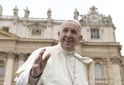 "Rezo para que essa guerra louca chegue logo ao fim", diz papa Francisco