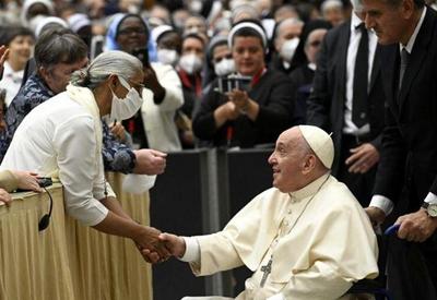 Papa Francisco brinca com mexicanos e pede tequila para dor no joelho