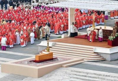 Vaticano encerra funeral de Bento XVI: "amor que não se perde"