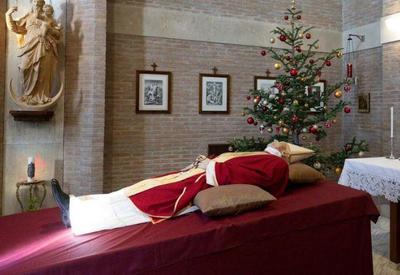 Mais de 65 mil pessoas já visitaram corpo de Bento XVI no Vaticano