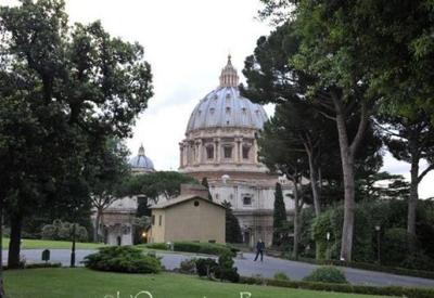Vaticano pune ex-arcebispo por acobertar casos de abuso sexual