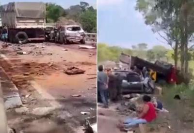 Acidente com 18 veículos deixa quatro mortos e feridos na BR-414, em Goiás