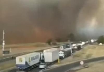 Incêndio em canavial bloqueia rodovia no interior de SP