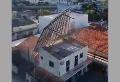 Vídeo: vento arranca telhado de casa em Santa Catarina